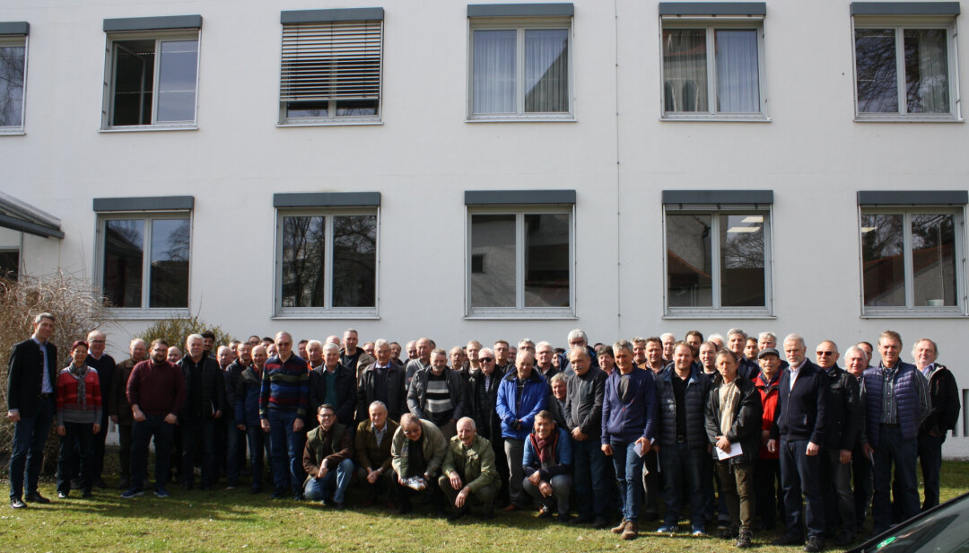 Felgeschworene und Vermessungsamt Mitarbeiter vor dem Amt in Fürstenfeldbruck